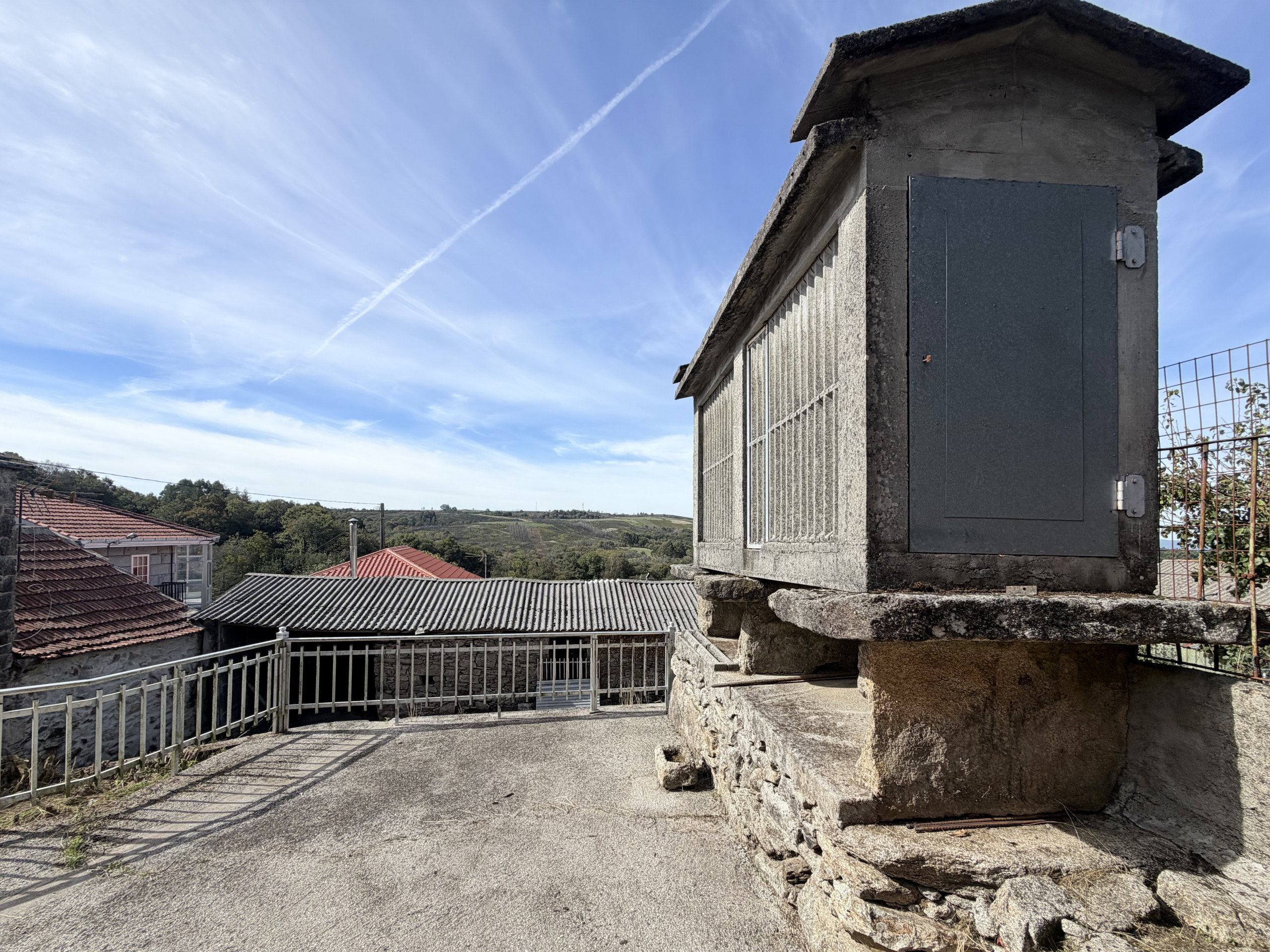 Casa de piedra de 1900 con hórreo y galerías · Cubelos, Dozón